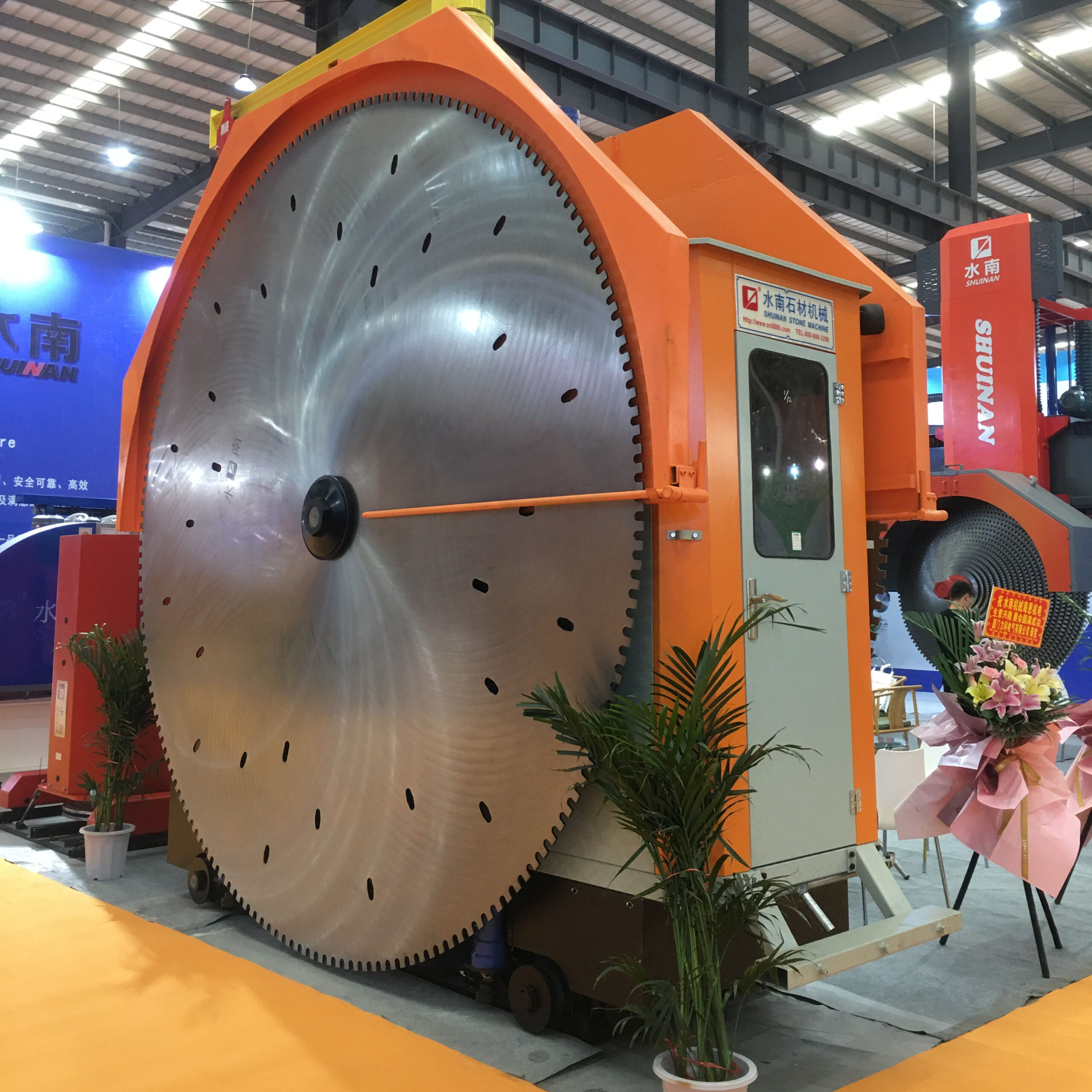 Máy xẻ đá trên mỏ