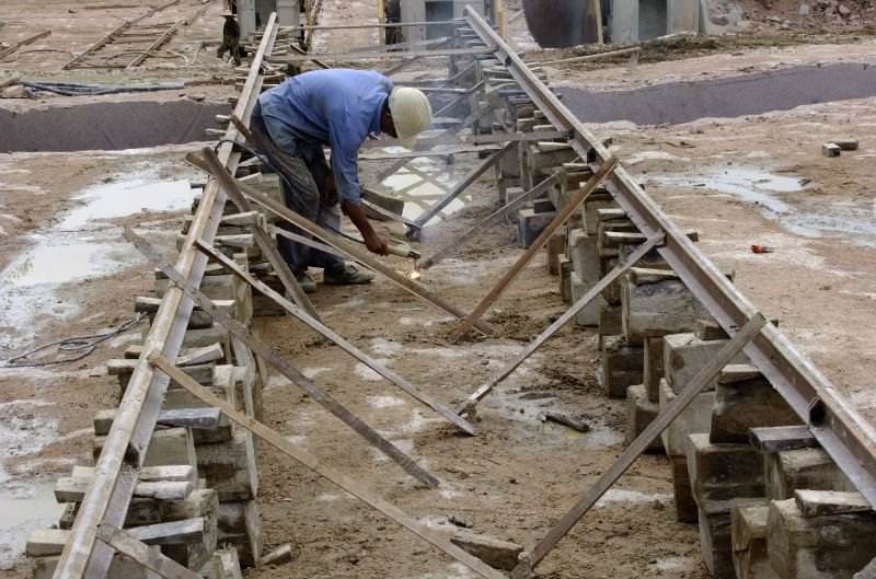 Máy xẻ đá trên mỏ2